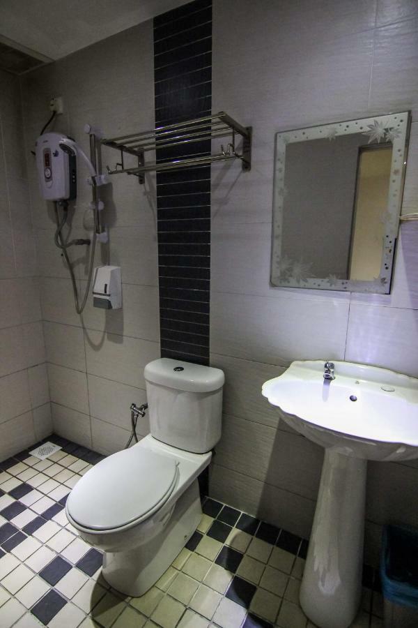 Rose Cottage Hotel Bandar Seri Alam Джохор Бахру Екстериор снимка